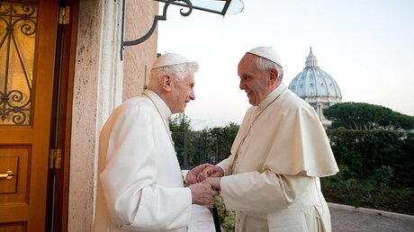Papst Franziskus und Benedikt XVI. (dpa)