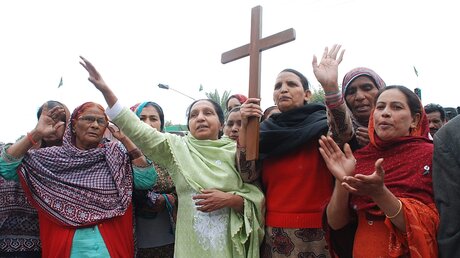 Diese Frauen protestieren gegen die Anschläge vor zwei Kirchen (dpa)