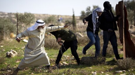 Palästinensische Demonstranten benutzen Steinschleudern gegen israelischen Siedlungsbau / © Majdi Mohammed (dpa)