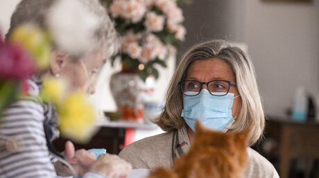 Palliativschwester Claudia Reifenberg besucht eine kranke Frau  / © Harald Oppitz (KNA)
