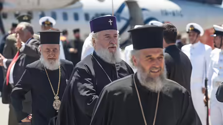 Orthodoxe Bisch&ouml;fe bei ihrer Ankunft auf Kreta (KNA)