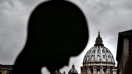 Pappschild mit der Silhouette eines Embryos bei einer Demo in Rom / © Cristian Gennari (KNA)