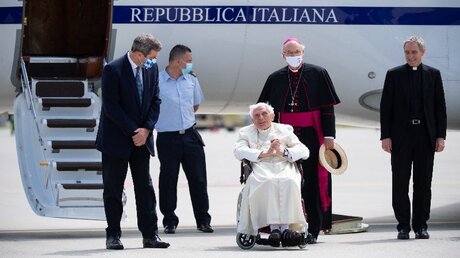 Papst Benedikt reist zurück in den Vatikan / © Sven Hoppe (dpa)