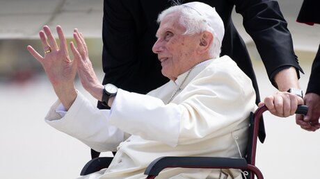 Papst Benedikt reist zurück in den Vatikan  / © Sven Hoppe (dpa)