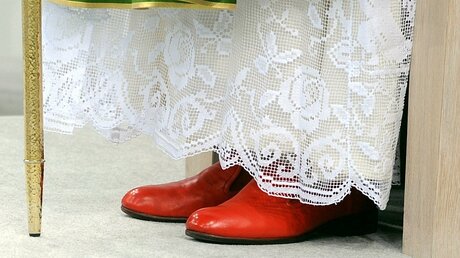 Die roten Schuhe des Papstes. Sie wurden indes als Mode-Gag oder Eitelkeit verstanden / © Wolfgang Radtke (KNA)