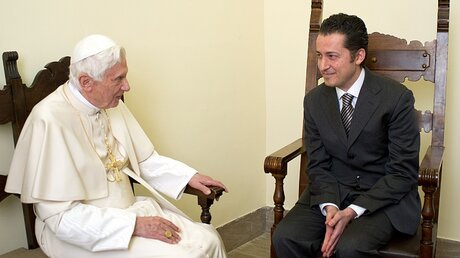 Archivbild: Papst Benedikt XVI. und sein ehemaliger Kammerdiener Paolo Gabriele, 2012 (KNA)