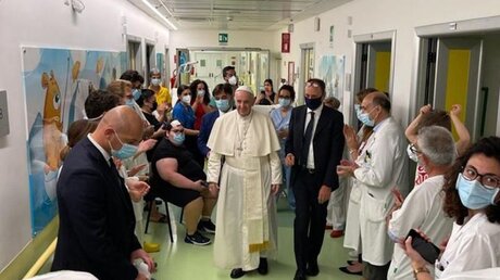 Papst Franziskus auf der Kinderkrebsstation (VN)