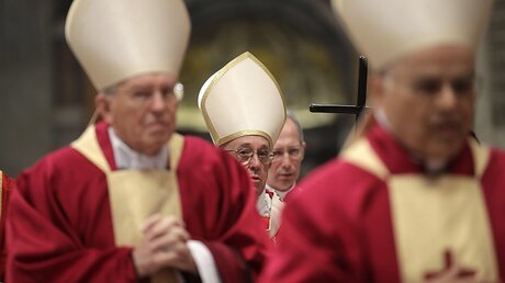 Papst Franziskus begeht Totengedenken / © Alessandra Tarantino (dpa)