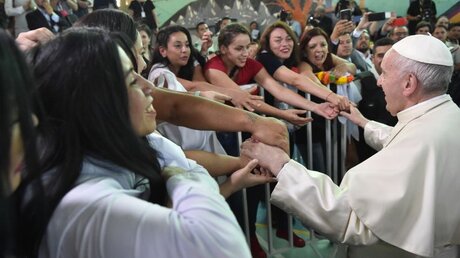 Papst Franziskus begrüßt eine Frauengruppe (Archiv) / © Osservatore Romano (KNA)