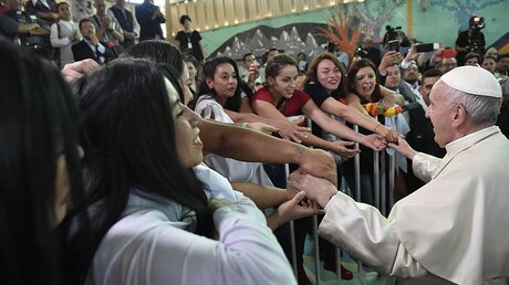 Papst Franziskus begrüßt eine Gruppe Frauen bei seinem Besuch im Frauengefängnis San Joaquin in Santiago (Chile) / © L'Osservatore Romano (dpa)