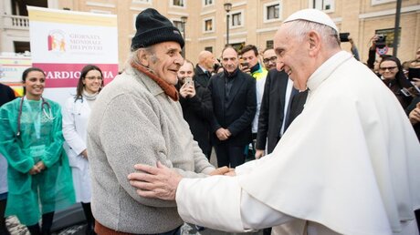 Papst Franziskus begrüßt einen bedürftigen Mann (Archiv) / © Osservatore Romano/Romano Siciliani (KNA)