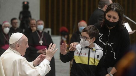 Papst Franziskus begrüßt einen Jungen während der Generalaudienz / © Romano Siciliani (Vatican Media) (KNA)