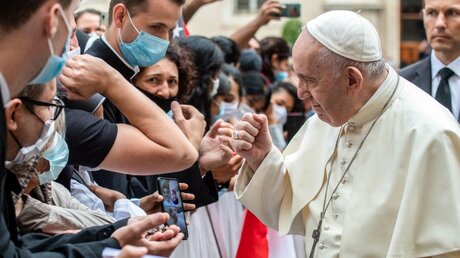 Papst Franziskus begrüßt Gläubige bei der Generalaudienz / © Vatican Media/Romano Siciliani (KNA)