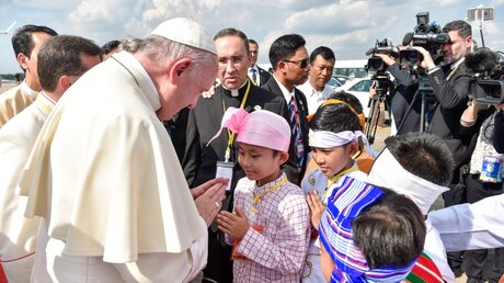 Papst Franziskus begrüßt Kinder bei seiner Ankunft in Rangun / © Osservatore Romano (KNA)