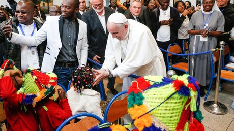 Papst Franziskus begrüßt Kinder  / © Paul Haring (KNA)