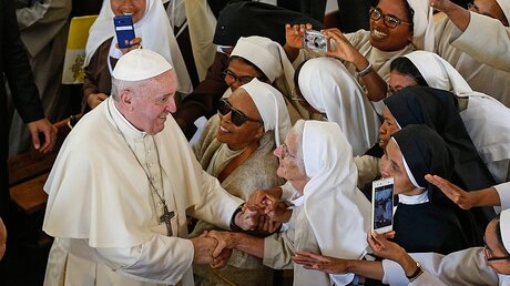 Papst Franziskus begrüßt Ordensschwestern in Antananarivo (Madagaskar) / © Paul Haring (KNA)