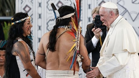 Papst Franziskus begrüßt Vertreter von Völkern des Amazonasgebietes in traditioneller Tracht am 19. Januar 2018 in Puerto Maldonado / © Paul Haring/CNS photo (KNA)