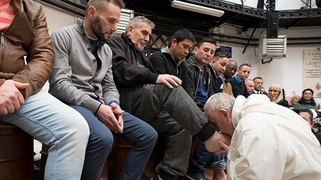 Papst Franziskus bei der Fußwaschung / © Divione Produzione Fotografica (dpa)