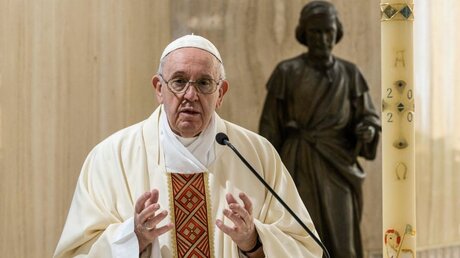 Papst Franziskus bei einem Gottesdienst in der Kapelle Sanctae Marthae / © Vatican Media/Romano Siciliani (KNA)