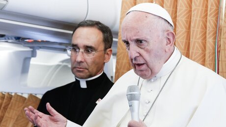 Papst Franziskus bei einer "fliegenden Pressekonferenz" / © Paul Haring (KNA)