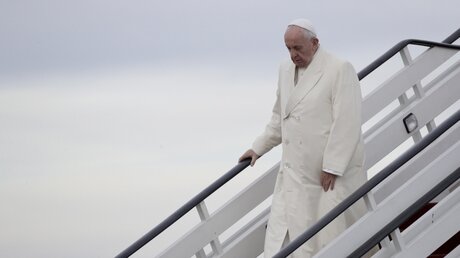 Papst Franziskus bei seiner Ankunft in Lettland / © Andrew Medichini (dpa)