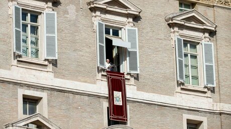 Papst Franziskus beim Mittagsgebet am Fenster des Apostolischen Palasts / © Vatican Media/Romano Siciliani (KNA)
