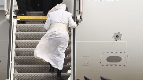 Papst Franziskus besteigt ein Flugzeug / © Yorgos Karahalis (dpa)