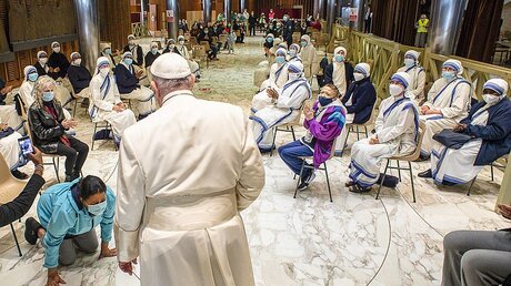 Papst Franziskus besucht Bedürftige bei Impfung / © Vatican Media/Romano Siciliani (KNA)