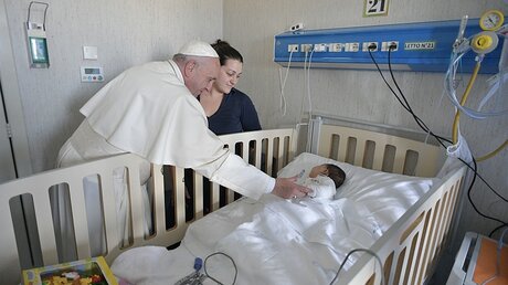 Papst Franziskus besucht Kinderkrankenhaus / © Osservatore Romano (dpa)