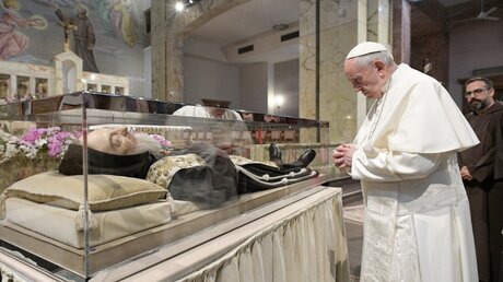 Papst Franziskus betet am Leichnam von Pater Pio / © Vatican Media/Romano Siciliani (KNA)