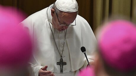 Papst Franziskus betet bei der Eröffnung des Gipfeltreffens zum Thema Missbrauch / © Vincenzo Pinto (dpa)