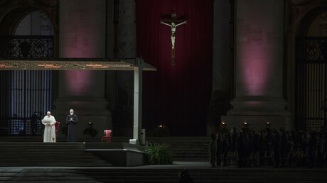 Papst Franziskus betet den Kreuzweg auf dem Petersplatz / © Stefano Dal Pozzolo/Romano Siciliani (KNA)