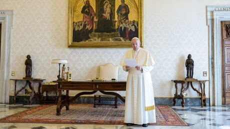 Papst Franziskus betet / © Vatican Media/Romano Siciliani (KNA)