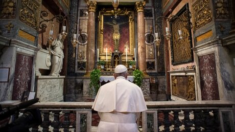 Papst Franziskus betet vor dem Pestkreuz / © Vatican Media/Romano Siciliani (KNA)