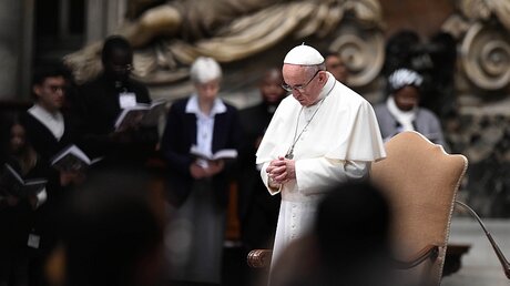 Papst Franziskus betet / © Cristian Gennari (KNA)