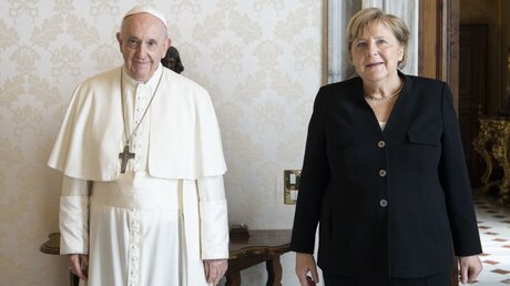 Papst Franziskus empfängt Bundeskanzlerin Angela Merkel / © Vatican Media (dpa)