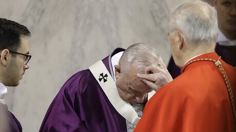 Papst Franziskus empfängt das Aschekreuz / © Alessandra Tarantino (dpa)