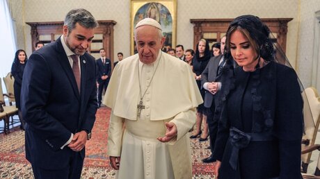 Papst Franziskus empfängt den Präsidenten von Paraguay, Mario Abdo Benitez (l.), und dessen Ehefrau Silvana Lopez Moreir / © Paolo Galosi (KNA)