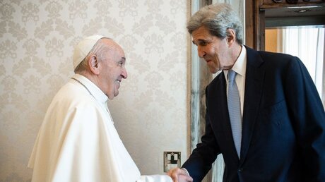 Papst Franziskus empfängt den US-Sonderbeauftragten für Klimaschutz, John Kerry / © Vatican Media/Romano Siciliani (KNA)