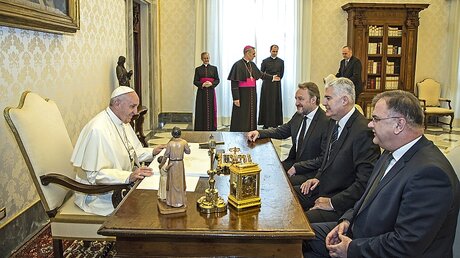 Papst Franziskus empfängt die drei Mitglieder des Staatspräsidiums von Bosnien und Herzegowina / © Stefano dal Pozzolo/Pool Vatican/Romano Siciliani (KNA)