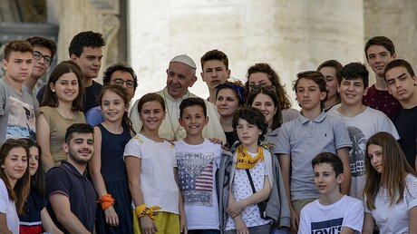 Ein Gruppenfoto mit Franziskus darf natürlich nicht fehlen / © Paolo Galosi/Romano Siciliani (KNA)