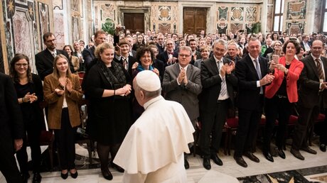 Papst Franziskus empfängt Repräsentanten der deutschen katholischen Journalistenschule ifp  / © Vatican Media (KNA)