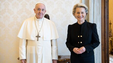 Papst Franziskus empfängt Ursula von der Leyen / © Vatican Media/Romano Siciliani (KNA)