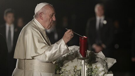 Papst Franziskus entzündet im Friedenspark Hiroshima eine Kerze / © Gregorio Borgia (dpa)