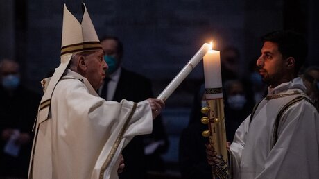 Papst Franziskus entzündet seine Kerze an der Osterkerze während der Osternacht / © Cristian Gennari/Romano Siciliani (KNA)