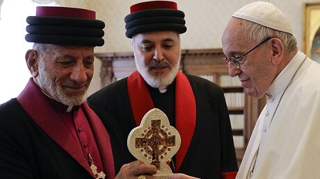 Papst Franziskus erhält ein Geschenk von Mar Gewargis III. (li.) / © Gregorio Borgia (dpa)