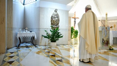 Papst Franziskus feiert den Gottesdienst in der Kapelle Santa Marta / © Vatican Media/Romano Siciliani (KNA)