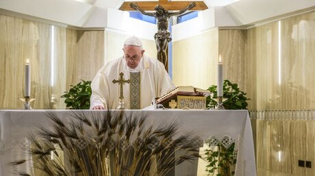 Papst Franziskus feiert den Gottesdienst in der leeren Kapelle Sanctae Marthae / © Vatican Media/Romano Siciliani (KNA)