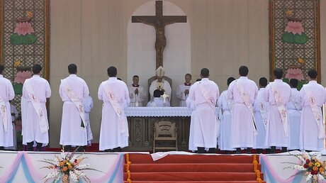 Papst Franziskus feiert in Dhaka (Bangladesch) eine Messe bei der auch 16 neue Priester ordiniert werden / © Andrew Medichini (dpa)