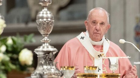 Papst Franziskus feiert eine Messe für die philippinische Gemeinschaft Roms im Petersdom / © Alessandra Tarantino (dpa)